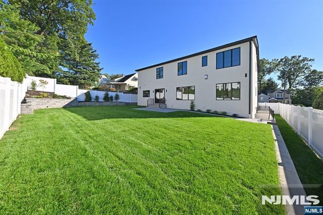 119 Arnot Place, Paramus, NJ 07652
