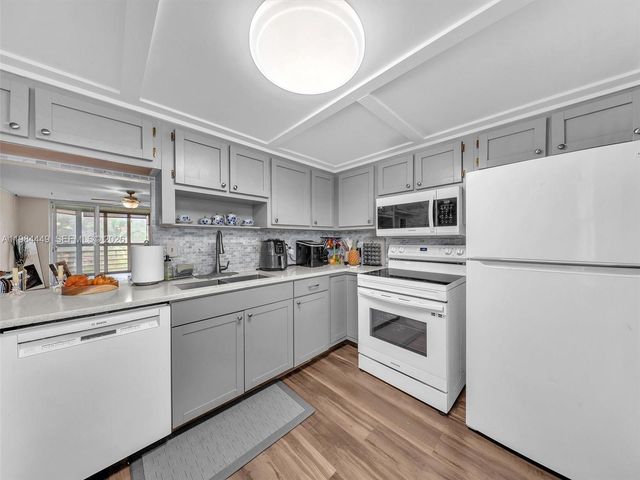 1101 NE 191st St 307, Miami, FL 33179