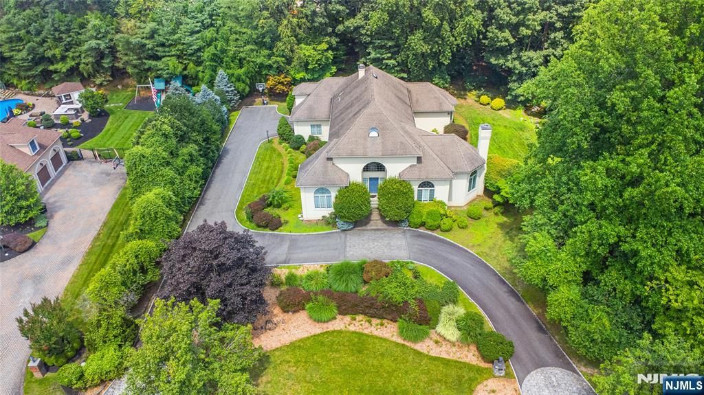10 Corrigan Way, Old Tappan, NJ 07675