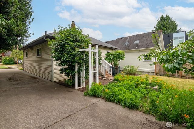 4017 Corliss Avenue N, Seattle, WA 98103