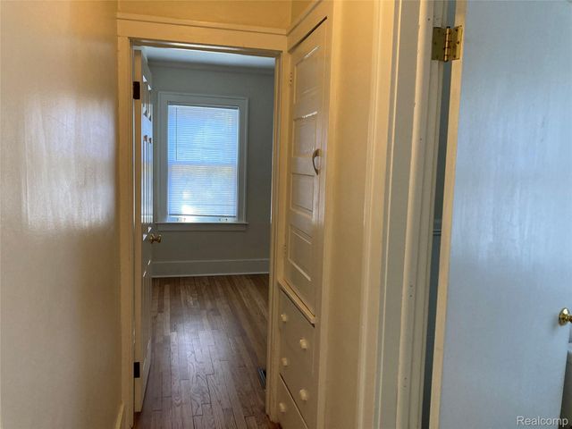887 SAINT CLAIR LOWER Street, Grosse Pointe, MI 48230