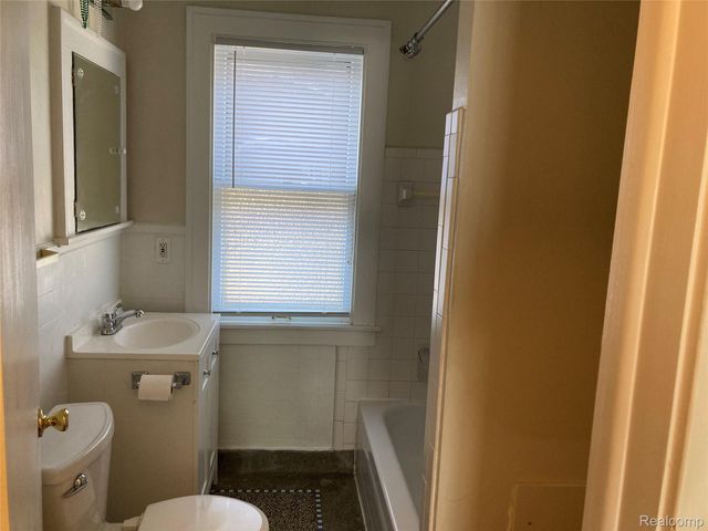 887 SAINT CLAIR LOWER Street, Grosse Pointe, MI 48230