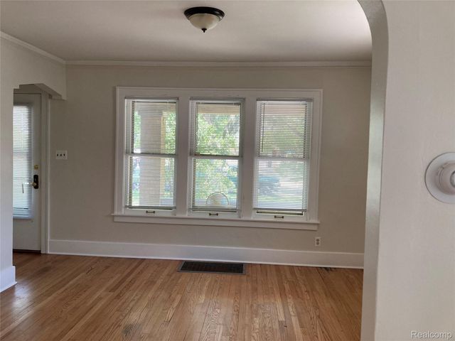 887 SAINT CLAIR LOWER Street, Grosse Pointe, MI 48230