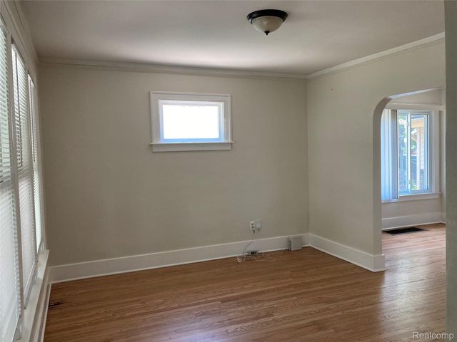 887 SAINT CLAIR LOWER Street, Grosse Pointe, MI 48230