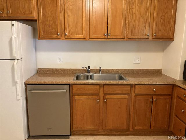 887 SAINT CLAIR LOWER Street, Grosse Pointe, MI 48230
