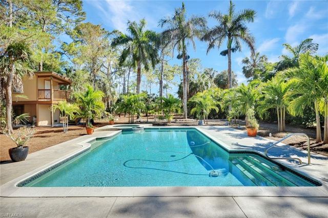 5660 English Oaks LN, Naples, FL 34119