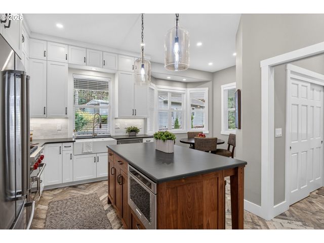 15900 S LORA Ct, Oregon City, OR 97045