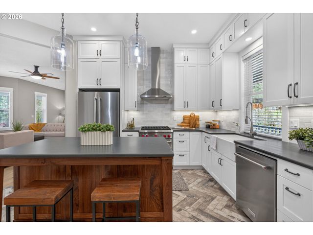 15900 S LORA Ct, Oregon City, OR 97045