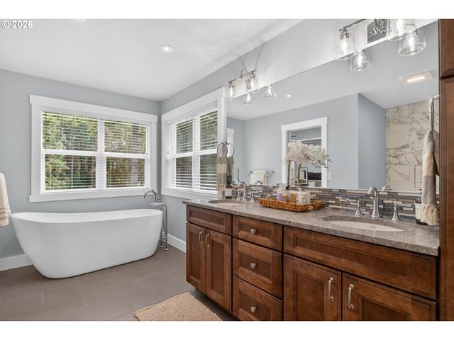 15900 S LORA Ct, Oregon City, OR 97045