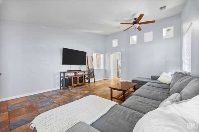 5813 Pendleton Falls Drive, Bakersfield, CA 93312