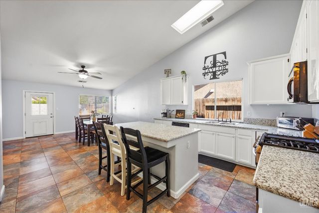 5813 Pendleton Falls Drive, Bakersfield, CA 93312