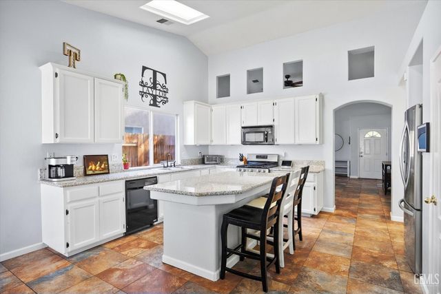 5813 Pendleton Falls Drive, Bakersfield, CA 93312