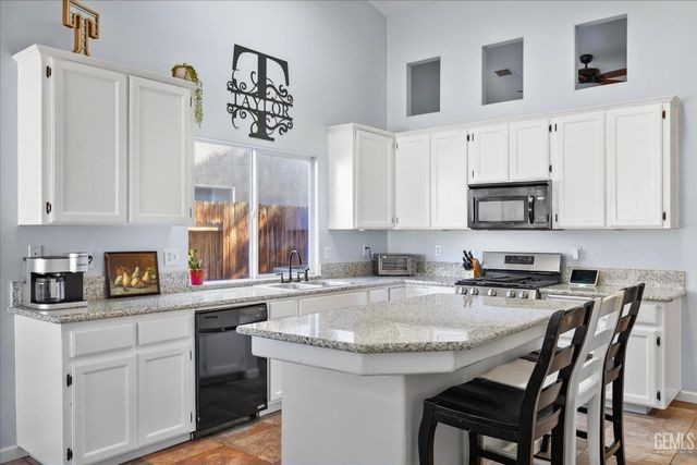 5813 Pendleton Falls Drive, Bakersfield, CA 93312