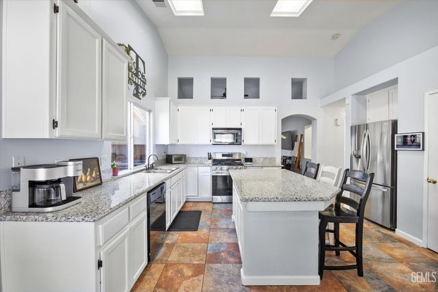 5813 Pendleton Falls Drive, Bakersfield, CA 93312