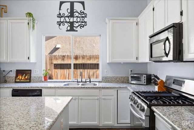 5813 Pendleton Falls Drive, Bakersfield, CA 93312