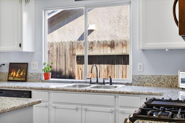 5813 Pendleton Falls Drive, Bakersfield, CA 93312