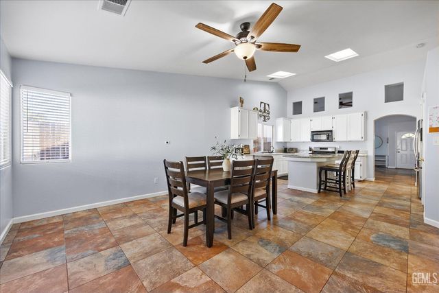 5813 Pendleton Falls Drive, Bakersfield, CA 93312