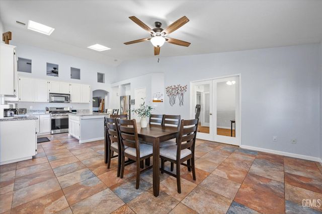 5813 Pendleton Falls Drive, Bakersfield, CA 93312