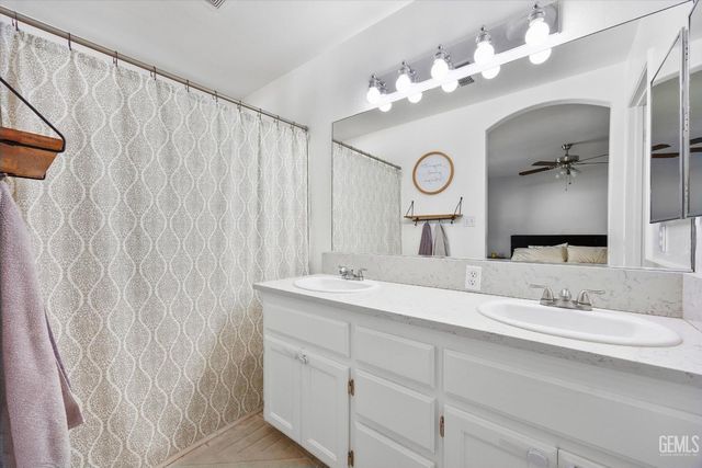 5813 Pendleton Falls Drive, Bakersfield, CA 93312