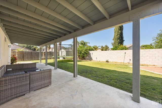 5813 Pendleton Falls Drive, Bakersfield, CA 93312