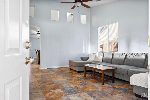 5813 Pendleton Falls Drive, Bakersfield, CA 93312