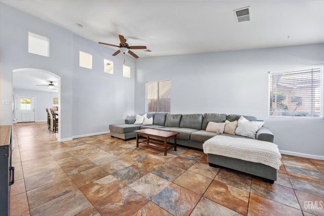 5813 Pendleton Falls Drive, Bakersfield, CA 93312