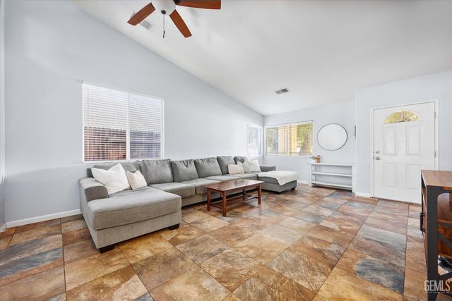 5813 Pendleton Falls Drive, Bakersfield, CA 93312