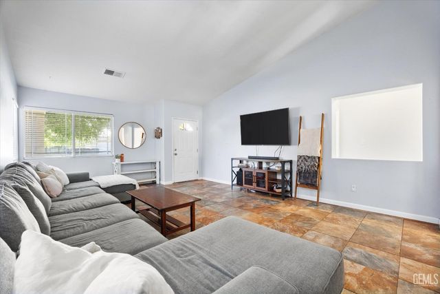 5813 Pendleton Falls Drive, Bakersfield, CA 93312