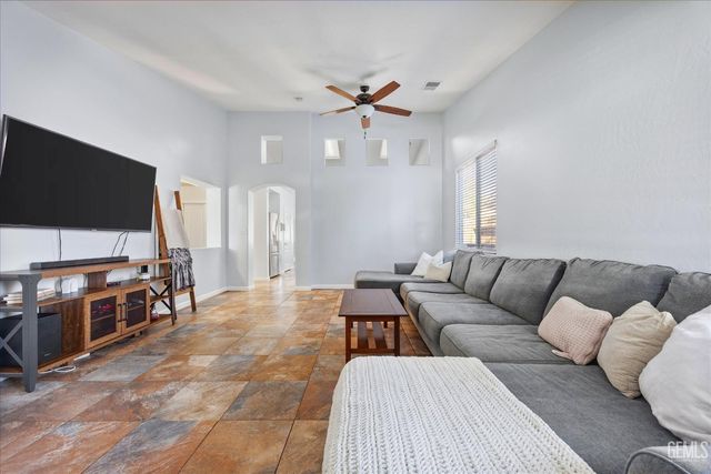 5813 Pendleton Falls Drive, Bakersfield, CA 93312