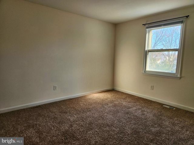 4 ORIOLE DR, Voorhees, NJ 08043