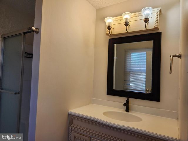 4 ORIOLE DR, Voorhees, NJ 08043