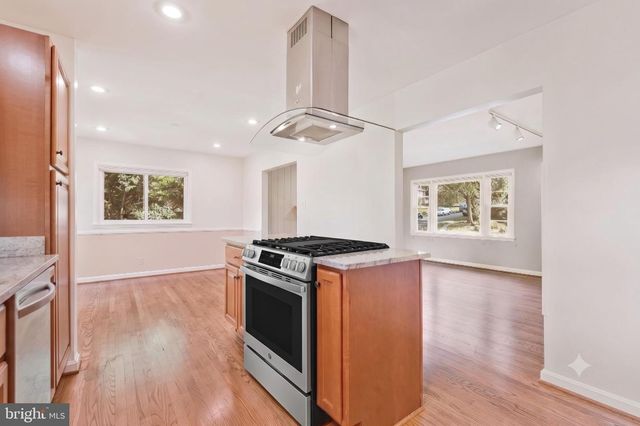 3160 RAVENWOOD DR, Falls Church, VA 22044