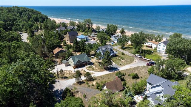 55 S Lighthouse Drive, Mears, MI 49436