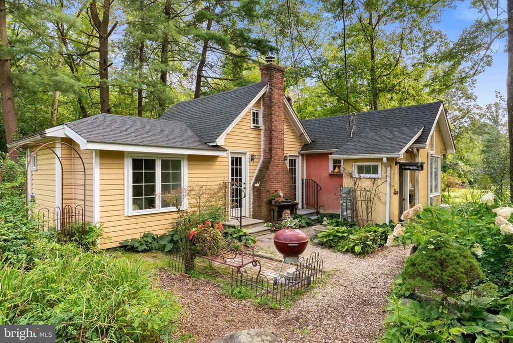 23 WEIKEL RD, Sellersville, PA 18960