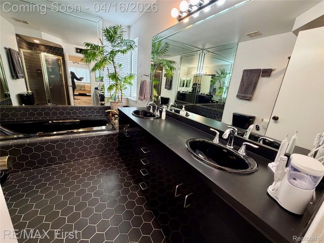 29349 W Chanticleer Drive, Southfield, MI 48034