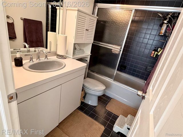 29349 W Chanticleer Drive, Southfield, MI 48034