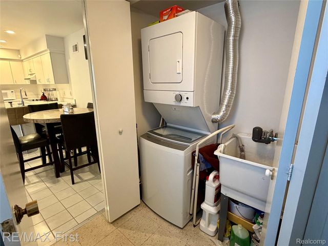 29349 W Chanticleer Drive, Southfield, MI 48034