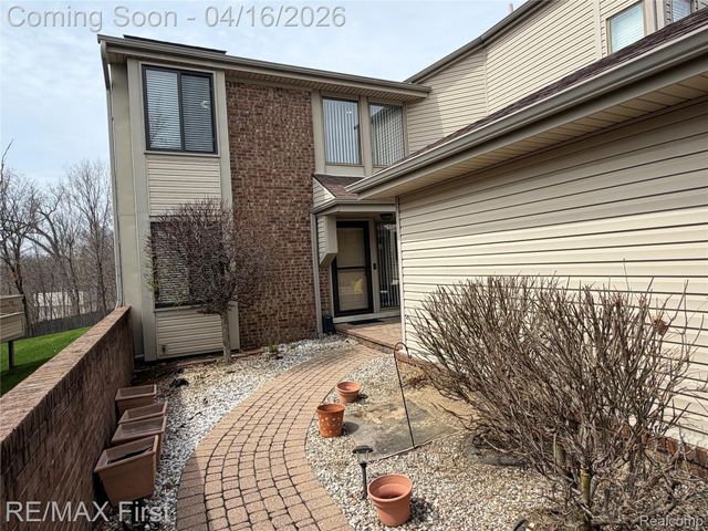 29349 W Chanticleer Drive, Southfield, MI 48034