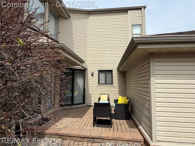 29349 W Chanticleer Drive, Southfield, MI 48034