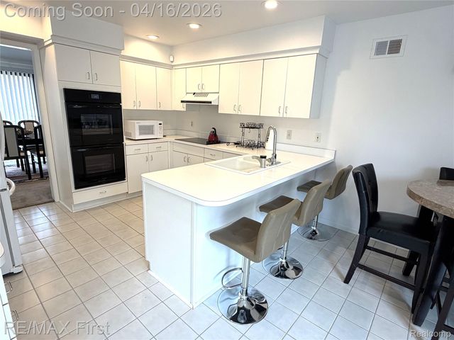 29349 W Chanticleer Drive, Southfield, MI 48034