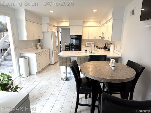 29349 W Chanticleer Drive, Southfield, MI 48034
