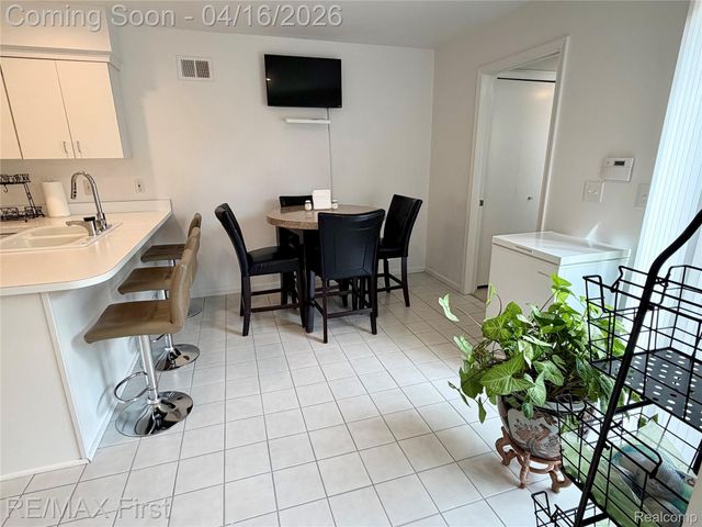 29349 W Chanticleer Drive, Southfield, MI 48034