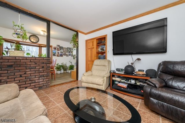 19 Skyland Ave, Wanaque Boro, NJ 07420