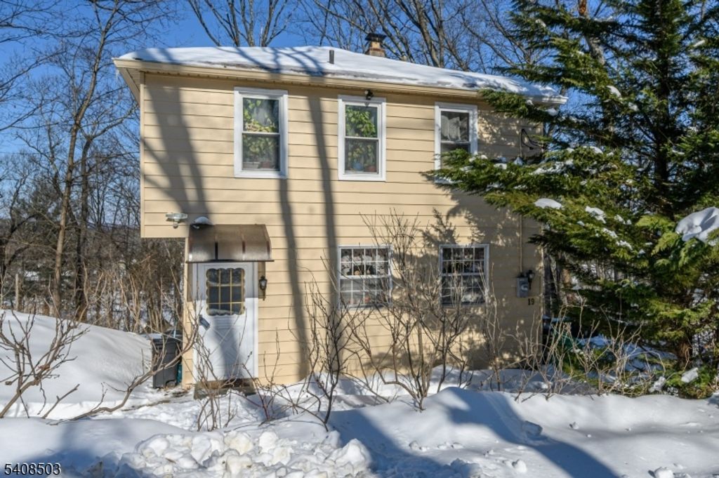 19 Skyland Ave, Wanaque Boro, NJ 07420