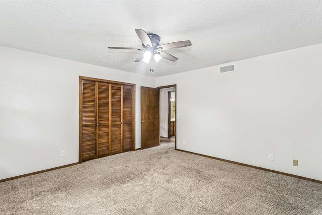 8621 E Chalet Ct, Wichita, KS 67207