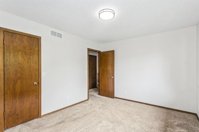 8621 E Chalet Ct, Wichita, KS 67207