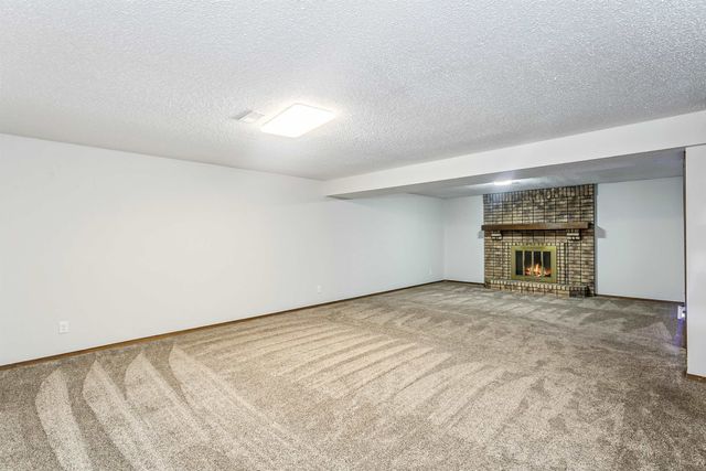 8621 E Chalet Ct, Wichita, KS 67207