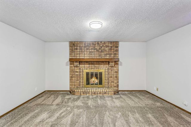 8621 E Chalet Ct, Wichita, KS 67207