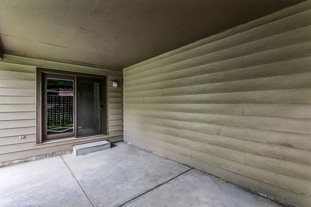 8621 E Chalet Ct, Wichita, KS 67207