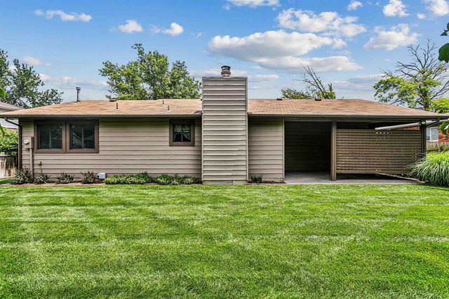 8621 E Chalet Ct, Wichita, KS 67207